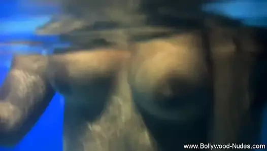 Bollywood milf bebek olduğunu mükemmel