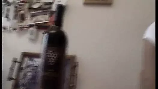 Genç kaltak cam şişeyle seks yapıyor!