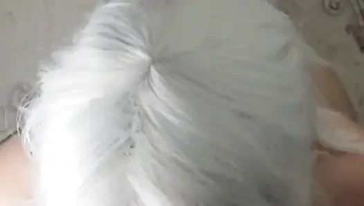 18 yaşındaki fahişe şişman bir yarak emmeyi seviyor