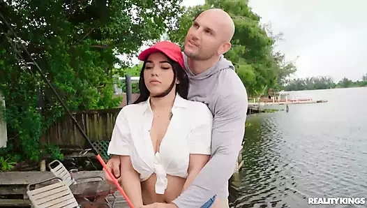 Reality Kings'i balık tutmayı büyük memelere öğretiyor