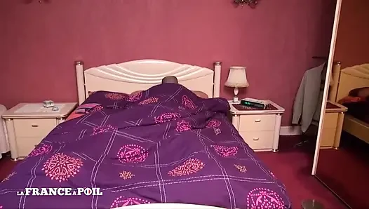 Seksi küçük memeli sekreter komşusu tarafından sikiliyor ve dölleniyor