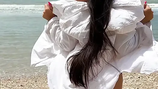 Pembe Bikini Ve Plajda Ateşli Güzellik Keyfi