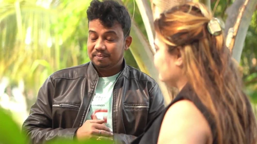 Evlenmeden önce bekaretini kontrol ediyor