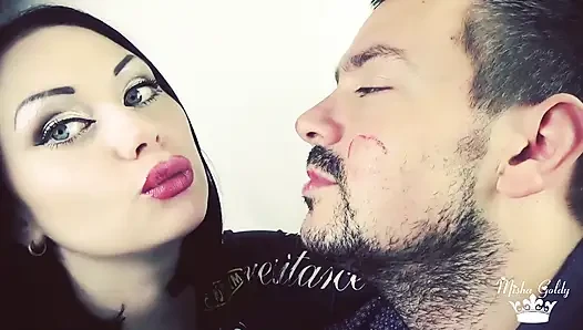 Alex'i kırmızı parlak rujla kapatıyor ve yüzünü öpüyor!