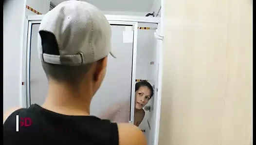Amatör lezbiyenler lezbiyen seks yapıyor ve koşumla oynuyor - İngilizce porno