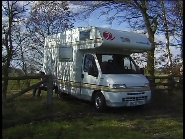 Sıska kızlar ambulansta büyük bir yarağa biniyor