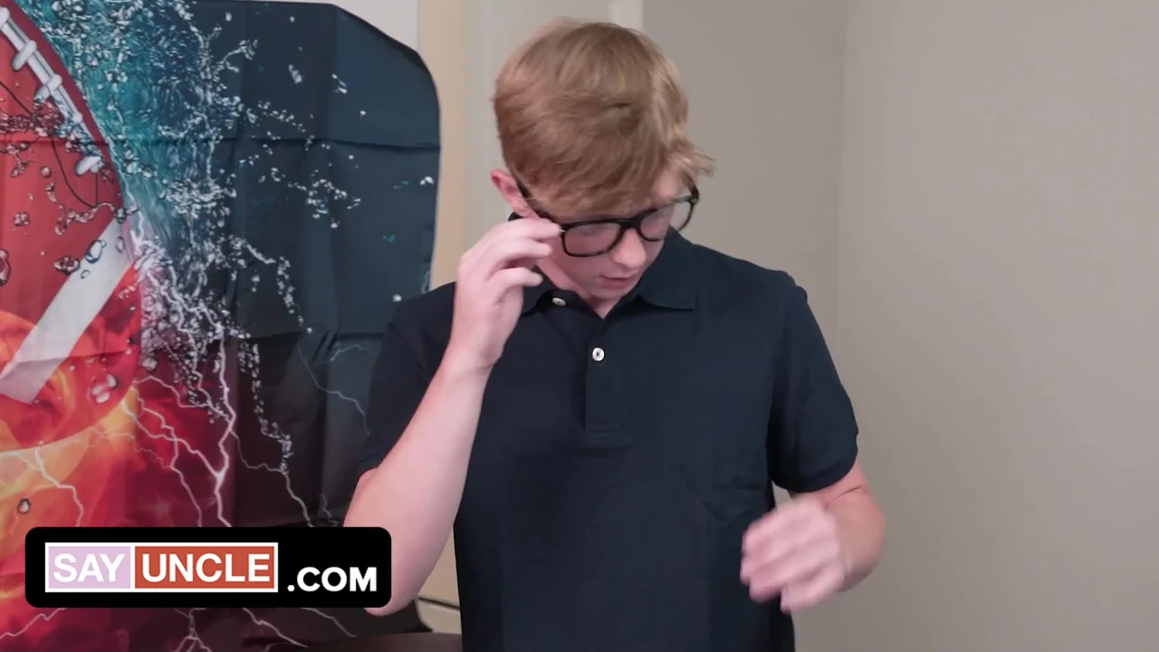 Nerd đeo kính thỏa mãn ham muốn tình dục của bạn cùng phòng