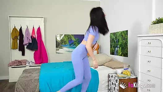 Uzun boylu Arjantinli bebek Mia Gallardo zevkimiz için koçunu baştan çıkarıyor ve sikiyor!