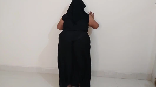 Baba ofise gittikten sonra, üvey anne azdığında, üvey oğul onu sikerek tatmin ediyor - Hintli