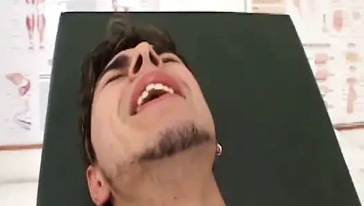 Ziyaretten sonra bir travesti tarafından sikiliyor