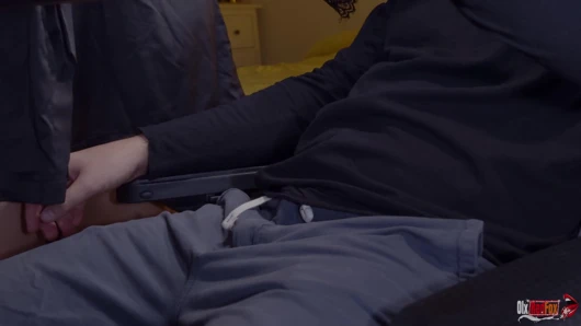 Bakıcı üvey anne üvey oğlunun rahatlamasını sağlıyor (1. sezon, bölüm 3)