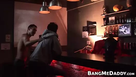 Pürüzsüz vücut twink darbeler şişman baba horoz ve alır o eyersiz