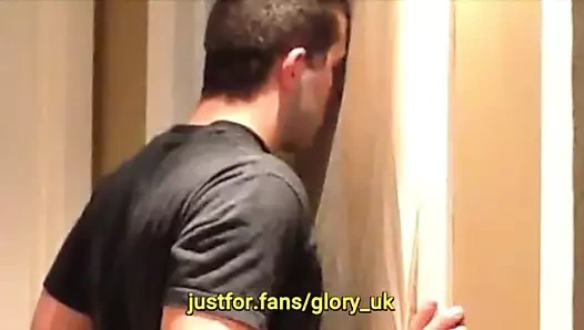 Sevimli adam yüz yakın çekim ile zafer deliğini ziyaret ediyor