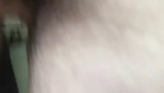 Onu arkadan sikiyor, kıçını ve pisliğini yayıyor