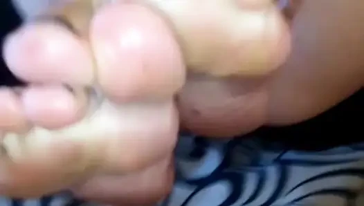Kıllı amcığımı ovuyorum, böylece kocam bana döl püskürtebiliyor.