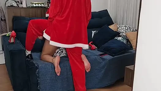 Sen izlerken Noel Baba karını sikiyor