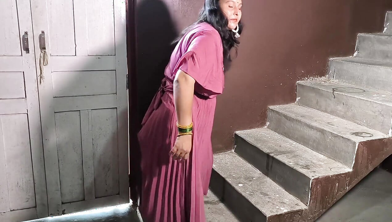 Üvey anne üvey oğlu azgın orta yaşlı seksi kadınla sikişiyor