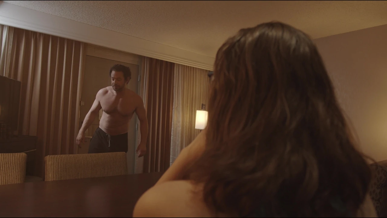 Một nghệ sĩ được người mẫu Hung vẽ