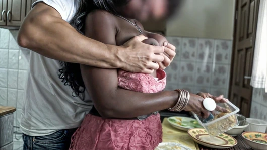 Zenci ateşli orta yaşlı seksi ev hanımı mutfakta sikiliyor ve ortalığı dağıtıyor!