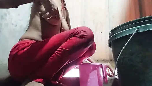 Hintli kadın kıllı siyah amcığını ve sıska götünü gösteren sevgilisi için banyo yapıyor.