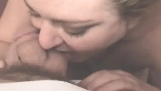 Olgun sarışın orta yaşlı seksi kadın büyük zenci yarağına biniyor