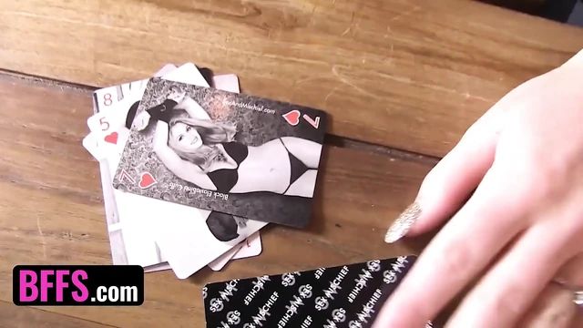 İki erkek arkadaş - güzel sarışın hatun Lilith Lee ve arkadaşları oyun gecesi sırasında çıldırıyor ve azgın oluyor