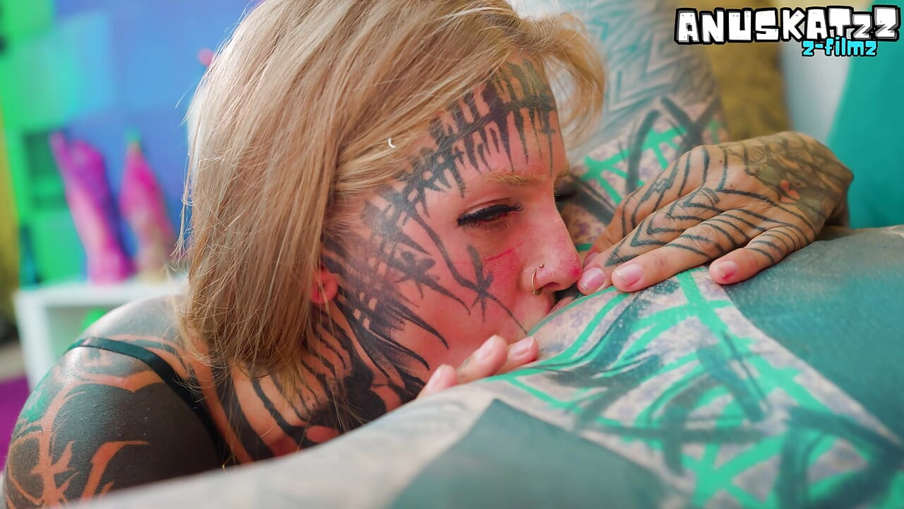 Alternatif kızlar, mutated alien oyuncaklarla derin anal