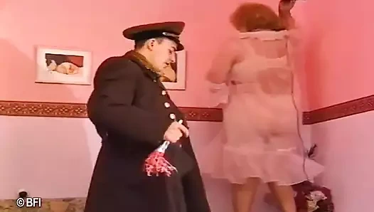 Yaşlı iri güzel kadın üçlü grup sekste genç alıyor