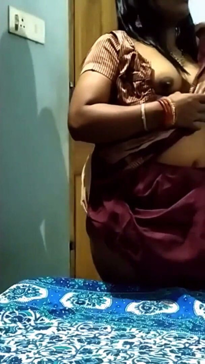 Hintli kolkata evli kadın sushmita sari'de domaltmalı kovboy kız pozisyonunda seks yapıyor ve sonra Xhamster'da Bay Mishra ile ateşli amına boşalıyor | Klip 3