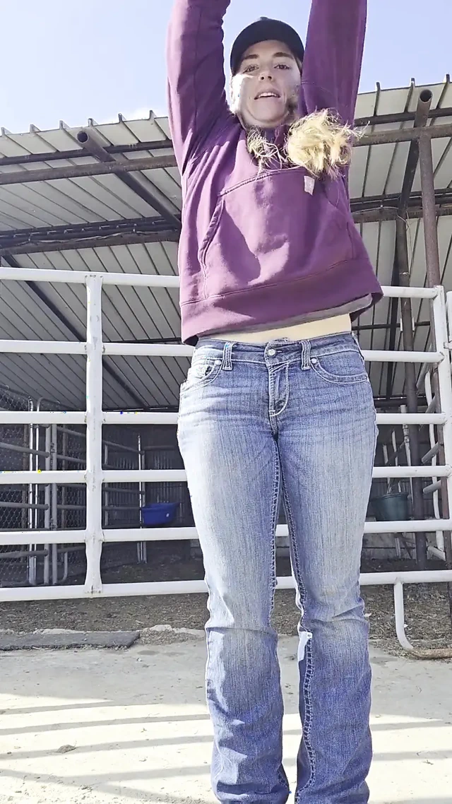 Kızıl saçlı kız dışarıda soyunuyor sallayan iff bosy, ev işleri yaparak esnetiyor ve delik açıyor