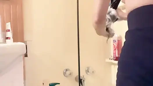 Hana küvette kıllarını yıkıyor küçük memeli çok güzel