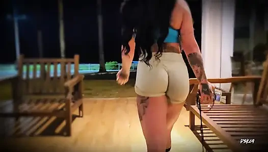 Antrenmana çıktım ve komşumu boğazıma gelene kadar sertçe emdim