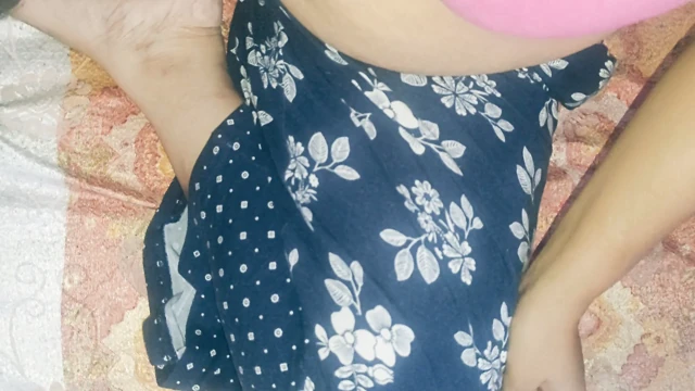 Güzel Hint Üvey Anne, Üvey Oğlu Tarafından Amı ve Götü Sertçe Sikiliyor