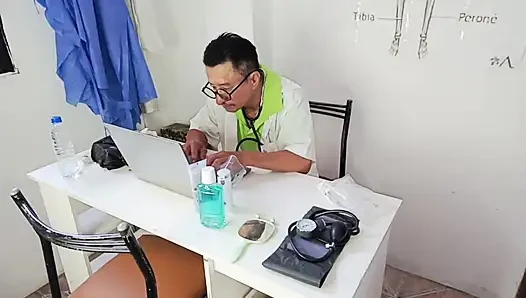 Doktor güzel büyük memeli ve büyük götlü üvey kızını sikiyor