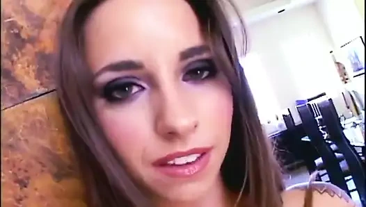 Genç rüya Lindsey Meadows meme uçlarını düzeltirken edepsizce konuşmayı seviyor