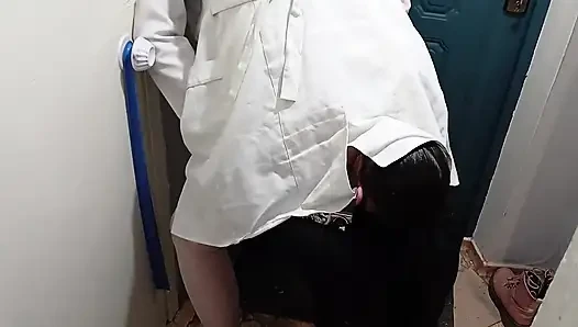 Doktoru mastürbasyon yaparken yakaladım ve boşalmasına yardım ettim
