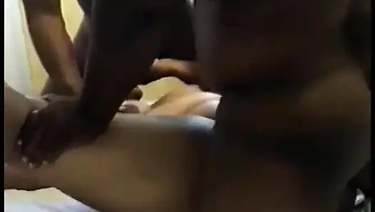 Zenci ev hanımı Jucilicious yaşlı sombrero'yu tozunu atmayı severken diğer azgın adam amına nüfuz ediyor
