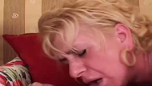 Olgun sarışın genç bir adam tarafından amını ve götünü sikiyor