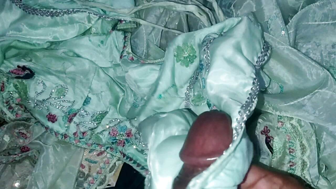 Saten ipek mastürbasyon pornosu - yenge sari elle muamele ve boşalma (129)
