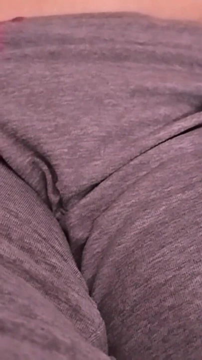 Kız arkadaşımı soyunana kadar pijamalarının üzerinde okşayarak! | Klip 1