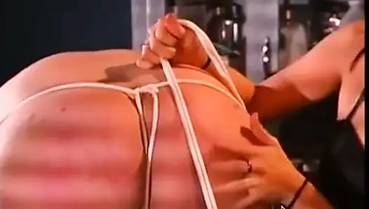 Asyalı sahibe kölesini bağlıyor