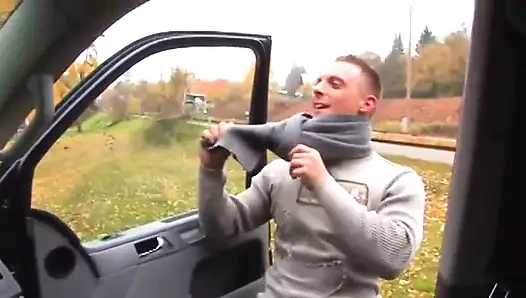 Esmer bir Alman genç kız her yerde sikişebilir