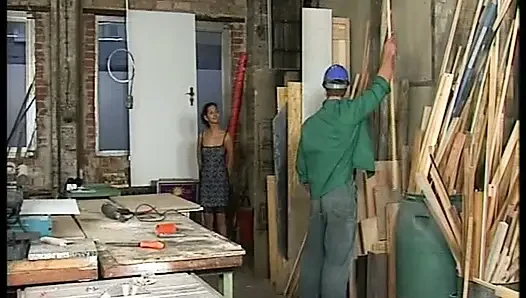 Çekici Alman genç kız atölyede boşalmayı deniyor