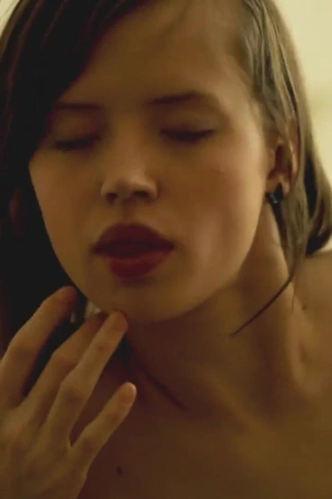 Sıska tatlı lynn klitorisini ovalarken seğiriyor!