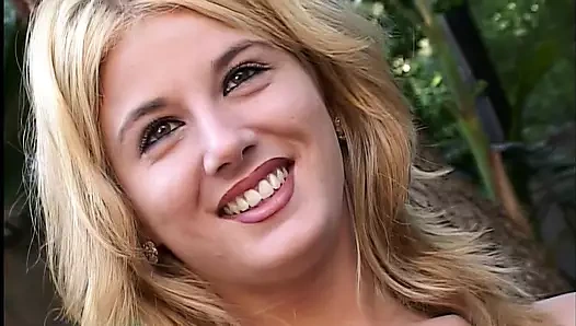 Seksi sarışın orta yaşlı seksi kadın 3 delikten de sert sikiliyor