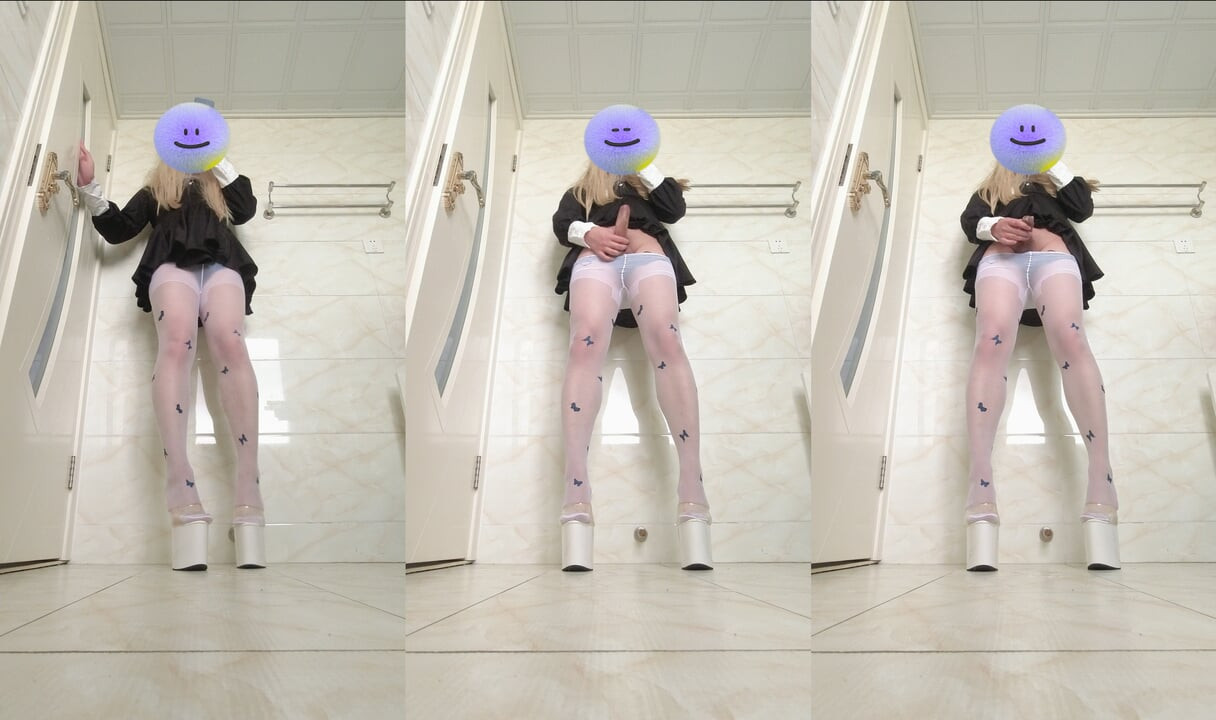 Travesti hellpunk_meow rahibe elbisesi ve beyaz çorapla mastürbasyon yapıyor