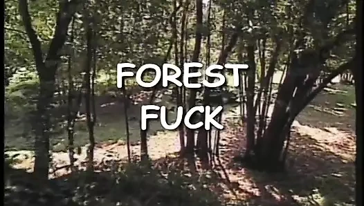 Genç esmer için çifte penetrasyon ile arabanın kaputunda açık havada sikiş