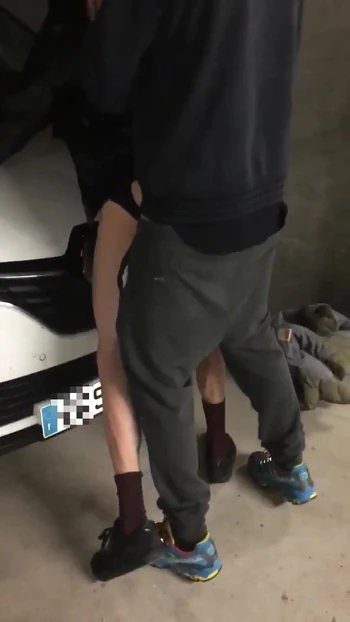 Моя подруга трахнула меня, чтобы я могла вести машину, трахаться в машине