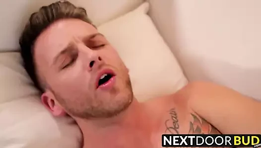 Derek brett'i çevirir ve kıçını iyi pound eder