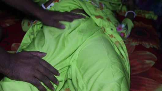 Hintli yengenin sevgilisiyle gece tam zamanlı yeni seks